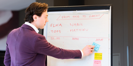 Kelvin bij een whiteboard