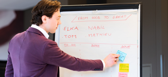 Kelvin bij een whiteboard