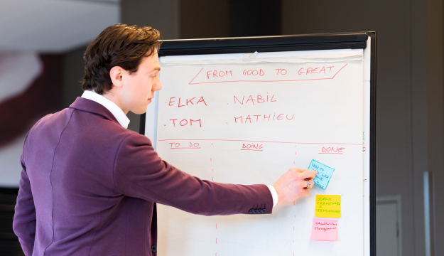 Kelvin bij een whiteboard