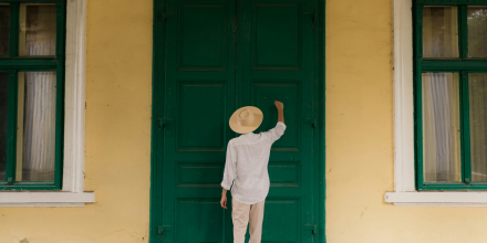 Deur gesloten - foto door Jovan Vasiljevic via Unsplash