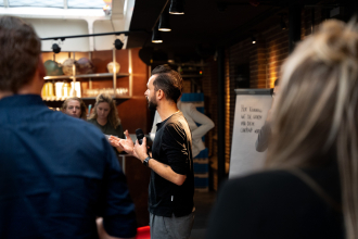 Collega geeft uitleg voor een groep