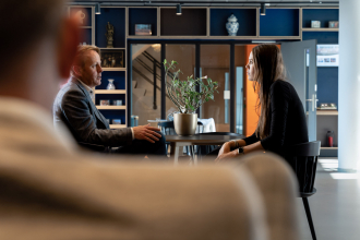 Management Consultancy Overleg Over Schouder
