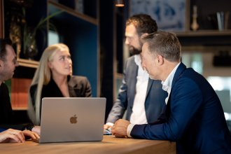 Management Consultancy Overleg Gezamelijk Laptop vragend