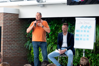 Rini van Solingen met Martin van Langen tijdens een presentatie op een Prowareness Quarterly