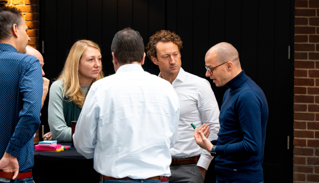 Mensen in gesprek met elkaar