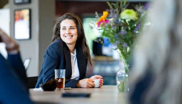 Nadia in bespreking met een glimlach