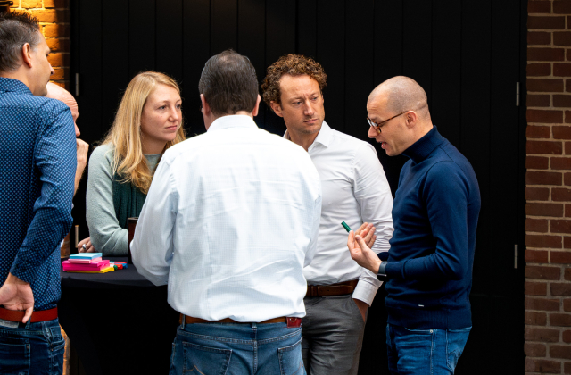 Mensen in gesprek met elkaar