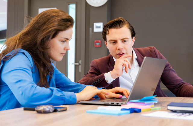 Twee mensen bij een Laptop